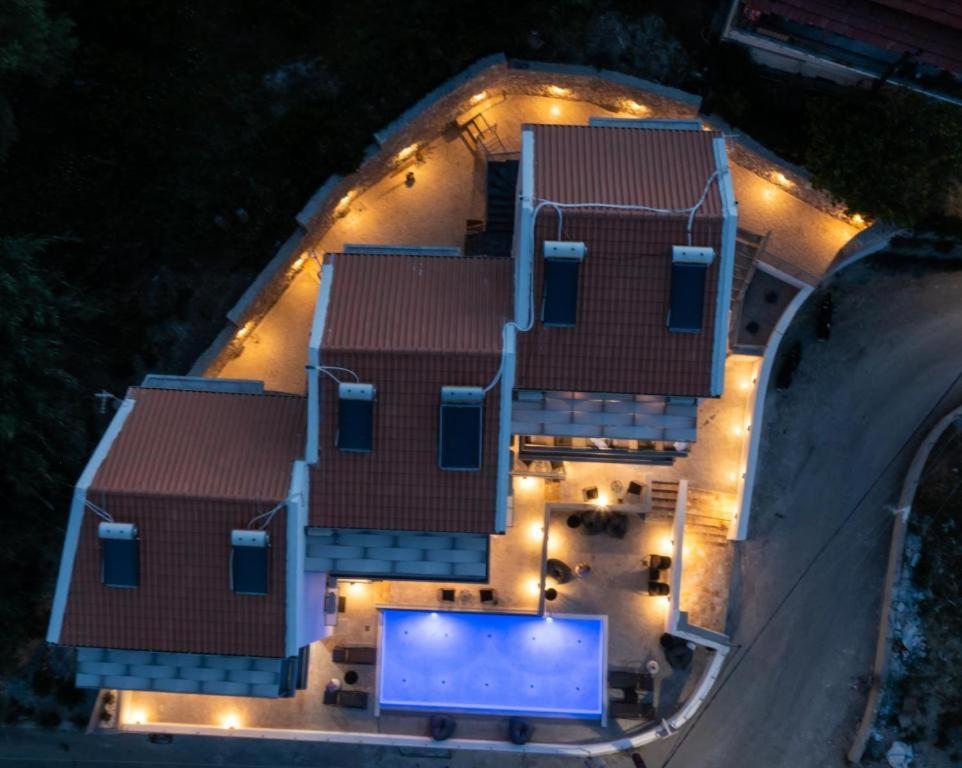 Above Blue Maisonettes Grey Diamond Nikiána Eksteriør bilde